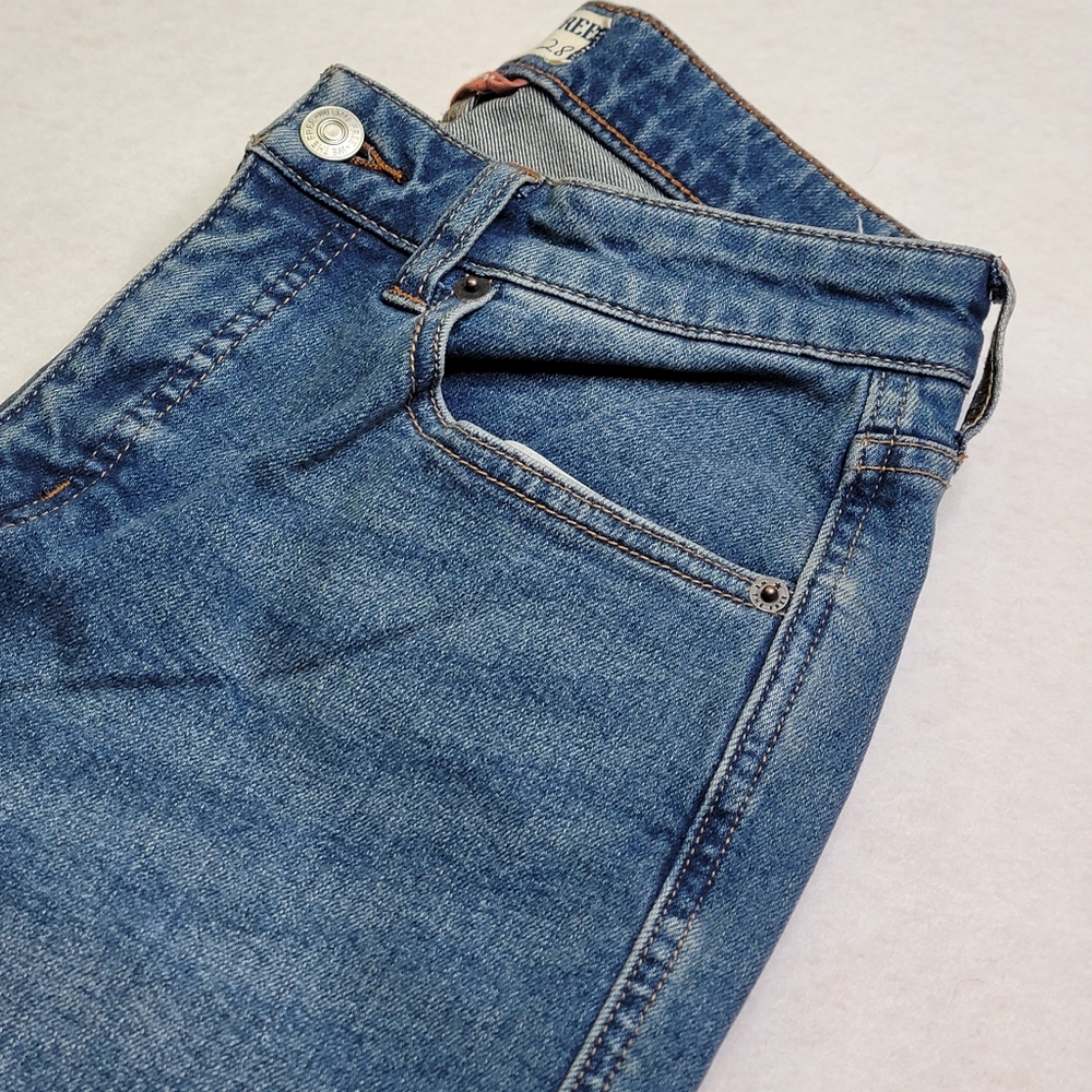Free People We The Free Crvy Cropped‎ Jean Raw Hem Medium Wash Size 28.